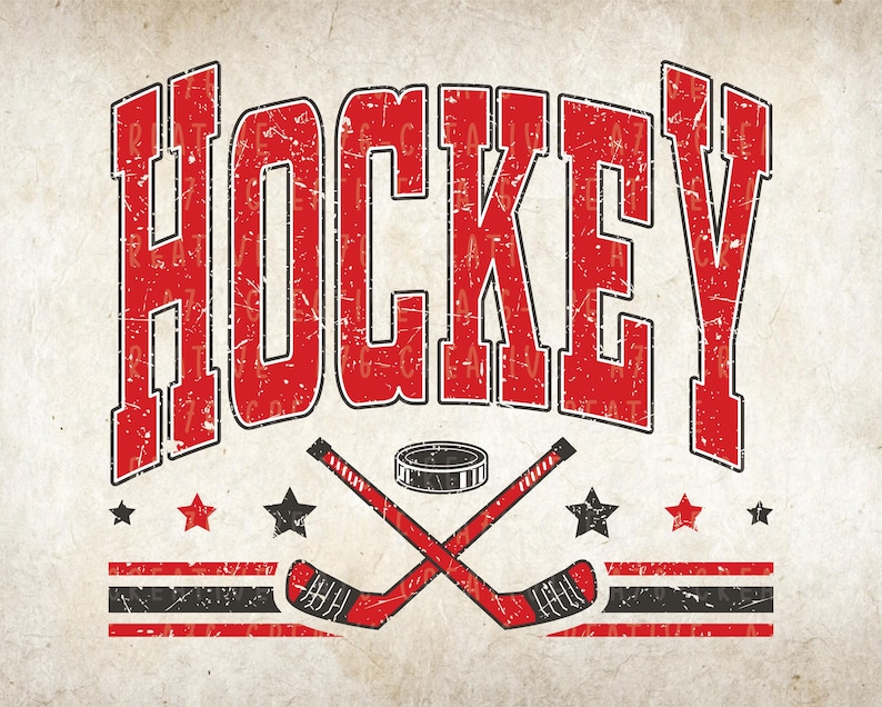 K&ouml;nnte beinhalten: Vintage-Grafik mit dem Wort "HOCKEY" in gro&szlig;en, abgenutzten roten Buchstaben. Darunter gekreuzte Hockeyschl&auml;ger und ein Puck, sowie rote und schwarze Sterne und Streifen. Der Hintergrund hat ein strukturiertes, gealtertes Aussehen.