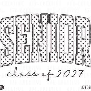 Puede incluir: Dise&ntilde;o gr&aacute;fico en blanco y negro con la palabra "SENIOR" en negrita, en arco, con lunares. Debajo, el texto "class of 2027" est&aacute; escrito en cursiva. Ideal para productos con tem&aacute;tica de graduaci&oacute;n.