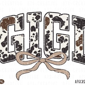 Può includere: Grafica digitale con il nome "GIGI" in un carattere audace e invecchiato. Le lettere sono riempite con un motivo a pelle di mucca in nero, marrone e bianco. Un fiocco beige è posizionato sotto le lettere, con il testo "A76CREATIVE" in basso a destra.