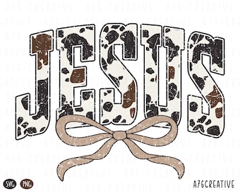 Puede incluir: Un diseño gráfico desgastado con la palabra "JESUS" en una fuente en negrita y en bloques. Las letras tienen un patrón de piel de vaca con manchas marrones y negras. Debajo de la palabra hay un lazo marrón claro. El diseño incluye iconos "SVG" y "PNG".