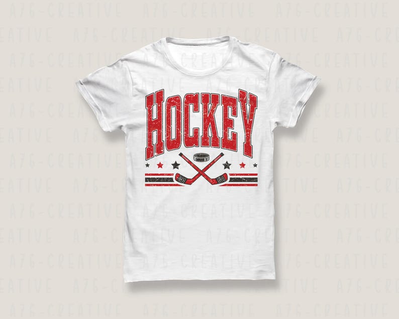 K&ouml;nnte beinhalten: Wei&szlig;es T-Shirt mit einem rot-schwarzen Hockey-Design. Das Wort "HOCKEY" ist in einer Schriftart im College-Stil dargestellt. Darunter befinden sich gekreuzte Hockeyschl&auml;ger, ein Puck und Sterne.