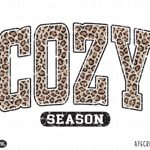 Może przedstawiać: Grafika cyfrowa z napisem "COZY" dużymi, pogrubionymi literami. Litery wypełnione są wzorem w cętki lamparta i obrysowane na czarno. Poniżej słowo "SEASON" w czarnym, postarzanym owalu. Do odzieży lub dekoracji.