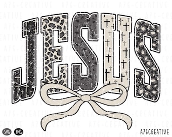 Puede incluir: Un diseño gráfico desgastado con la palabra "JESUS" en letras negritas y estilizadas. Las letras tienen una mezcla de texturas, incluyendo estampado de leopardo y patrones de cruces. Una cinta de color crema en la parte inferior.