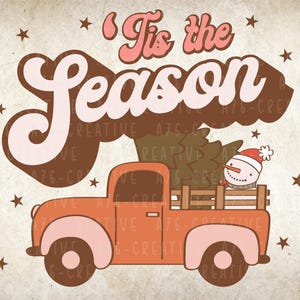 Op de afbeelding: Retro-illustratie van een oranje vintage truck met roze accenten, met een kerstboom en een sneeuwpop. De tekst "Tis the Season" staat in een retro lettertype, met steraccenten. Een seizoensgebonden ontwerp.