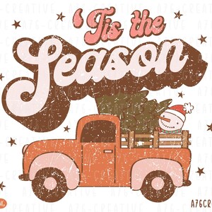 Op de afbeelding: Retro-illustratie van een oranje vintage truck met een kerstboom en een sneeuwpop. De tekst "Tis the Season" staat erboven. Het ontwerp heeft sterren en een distressed textuur.
