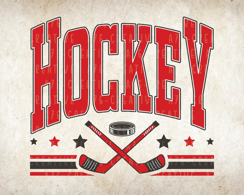 K&ouml;nnte beinhalten: Grafik im Vintage-Stil mit dem Wort "HOCKEY" in gro&szlig;en roten Buchstaben. Darunter gekreuzte Hockeyschl&auml;ger, ein Puck und Sterne. Das Design hat einen verwitterten, gealterten Look.