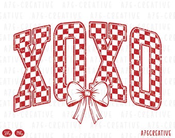 Puede incluir: Gráfico XOXO a cuadros rojos y blancos con un lazo rojo en el centro. El gráfico tiene un aspecto desgastado.