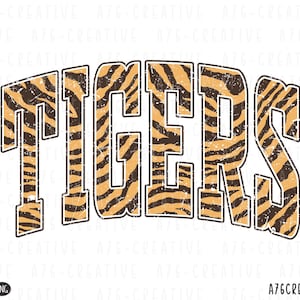 Puede incluir: La palabra TIGERS está escrita en letras mayúsculas grandes y negritas con una textura desgastada. Las letras presentan un patrón de rayas de tigre en naranja y marrón y están delineadas con un borde fino de color marrón oscuro sobre fondo blanco.