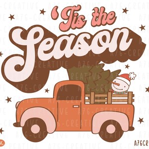 Op de afbeelding: Een retro-stijl illustratie toont een oranje vrachtwagen met roze wielen en details, die een kerstboom en een sneeuwpop vervoert. De tekst "Tis the Season" staat in een vintage lettertype, omringd door sterren. Een feestelijk vakantieontwerp.