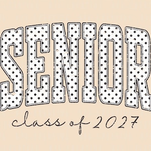 Puede incluir: Un dise&ntilde;o gr&aacute;fico beige con la palabra "SENIOR" en letras grandes, desgastadas y con lunares. Debajo, en cursiva, se lee "class of 2027". El dise&ntilde;o tiene un aspecto vintage y usado.