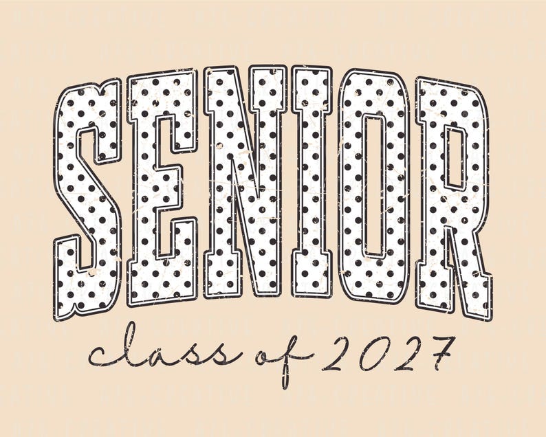 Puede incluir: Un dise&ntilde;o gr&aacute;fico beige con la palabra "SENIOR" en letras grandes, desgastadas y con lunares. Debajo, en cursiva, se lee "class of 2027". El dise&ntilde;o tiene un aspecto vintage y usado.