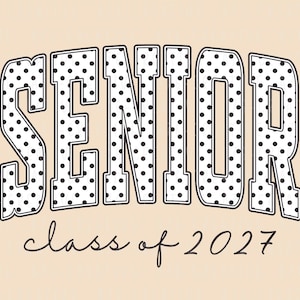 Puede incluir: Gr&aacute;fico beige con la palabra "SENIOR" en letras grandes, con contorno negro y relleno de lunares blancos. Debajo, en cursiva, se lee "class of 2027".