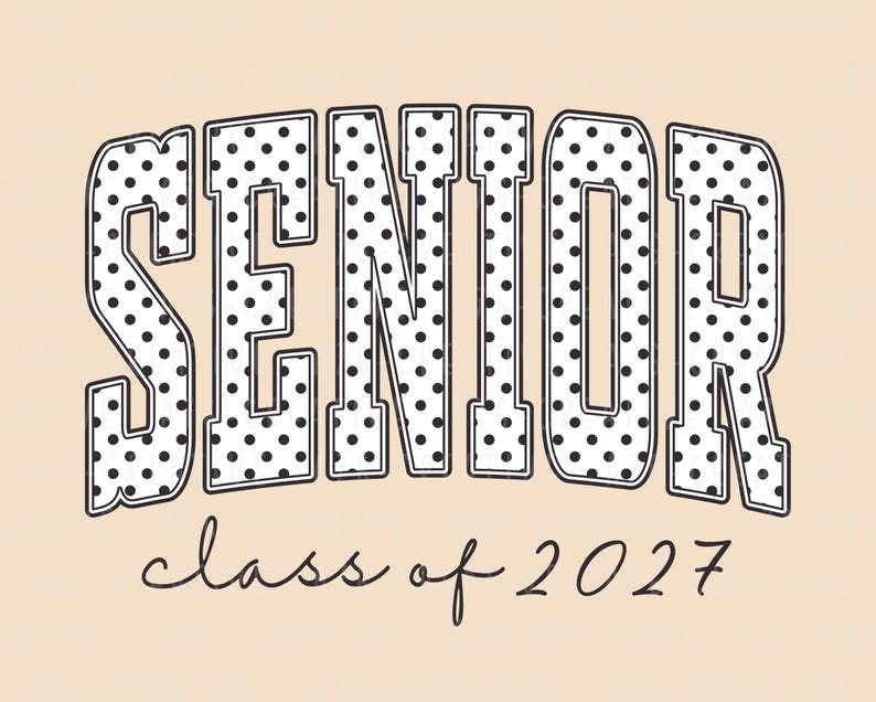 Puede incluir: Gr&aacute;fico beige con la palabra "SENIOR" en letras grandes, con contorno negro y relleno de lunares blancos. Debajo, en cursiva, se lee "class of 2027".