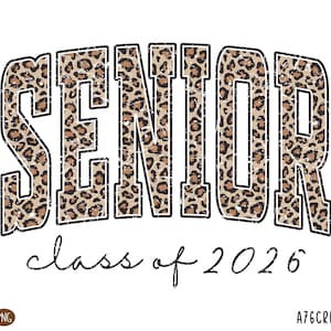 Puede incluir: Un diseño digital con la palabra "SENIOR" en letras grandes con estampado de leopardo y un efecto desgastado. Debajo, el texto "class of 2026" está escrito en cursiva. El diseño está sobre un fondo blanco.