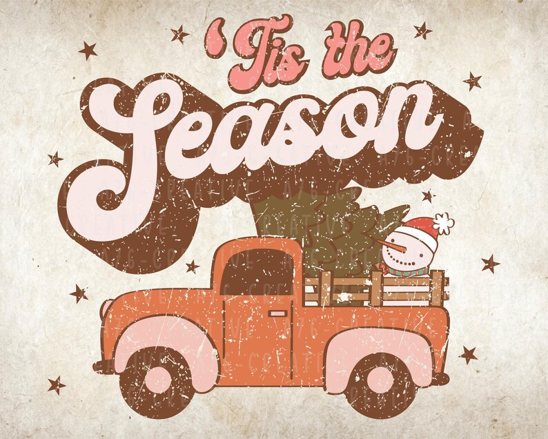 Op de afbeelding: Een vintage kerstafbeelding met een rode truck met een kerstboom en een sneeuwpop. De tekst "'Tis the Season" staat in een retro lettertype, met sterren.