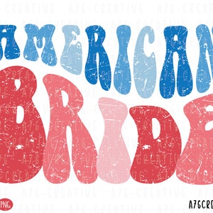 Puede incluir: Un diseño gráfico retro y desgastado con el texto "AMERICAN BRIDE" en rojo, blanco y azul. Las letras están estilizadas con un aspecto ondulado de los años 70.