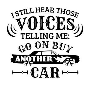 Könnte beinhalten: Schwarzweißes Grafikdesign mit dem Text "Ich höre immer noch diese Stimmen, die mir sagen: Kauf dir doch noch ein Auto".