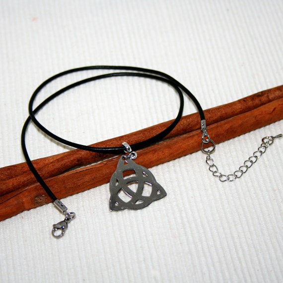 Lederkette mit Triquetra Anhänger Lederkette mit Anhänger