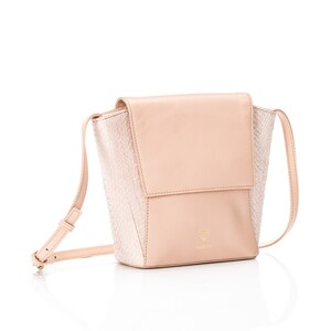 Blush Roze Suède Lederen Crossbody, Zalm Leer, Eco-vriendelijk