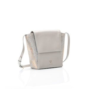 Grauer Leder Crossbody mit Metallic Folie Detailierung