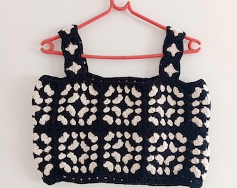 Blusa bohemia de algodón negra y beige hecha a mano con un top cuadrado de abuela a crochet