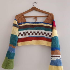 Handgemaakte gehaakte crop top: veelkleurige katoenen blouse met lange mouwen