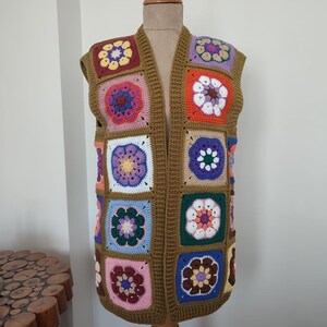 Chaleco de crochet cuadrado de abuela hecho a mano: cárdigan bohemio floral colorido