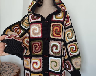 Handgefertigte Spiral häkeln Kapuzen-Strickjacke: Boho Oma Quadrat Patchwork Jacke