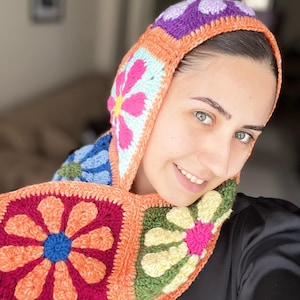 Bunter gehäkelter Balaclava Schal, Oma Quadrat Kapuzenschal, Floral Scoodie, Handgemachte Winter Haube, Funky Boho Festival Accessoire