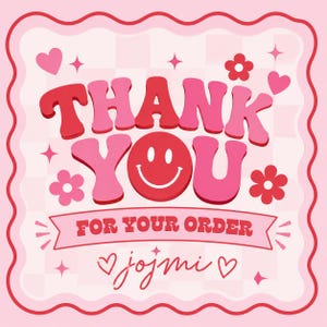 Peut inclure: Une carte de remerciement carr&eacute;e avec une bordure rouge ondul&eacute;e et un fond &agrave; carreaux rose clair. Le texte THANK YOU FOR YOUR ORDER est imprim&eacute; en lettres rouges et roses grasses, avec un smiley rempla&ccedil;ant le O. Le texte jojmi est en dessous.