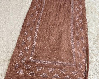 Élégant dupatta en mousseline de soie Chunri brun rouille avec dentelle Gotta, sitara et travail de perles