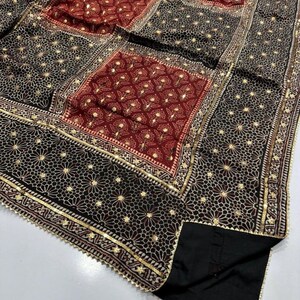 K&ouml;nnte beinhalten: Ein Set aus drei Keramikvasen in verschiedenen H&ouml;hen und Formen. Die Vasen sind mit einer matten, wei&szlig;en Oberfl&auml;che glasiert und bieten eine minimalistische &Auml;sthetik. Die h&ouml;chste Vase ist etwa 25 cm hoch.