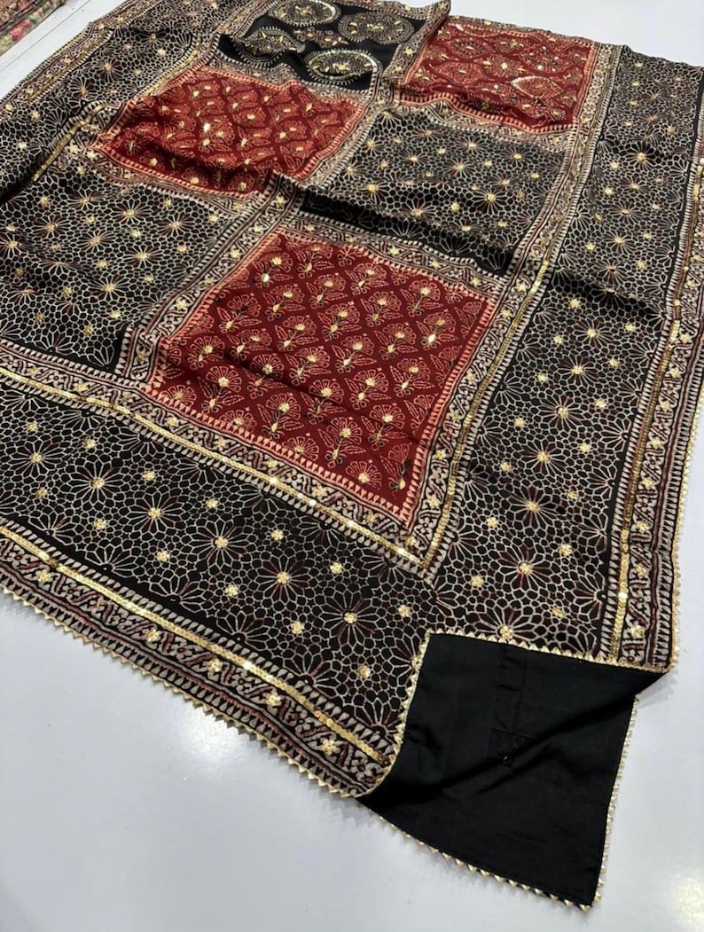 K&ouml;nnte beinhalten: Ein Set aus drei Keramikvasen in verschiedenen H&ouml;hen und Formen. Die Vasen sind mit einer matten, wei&szlig;en Oberfl&auml;che glasiert und bieten eine minimalistische &Auml;sthetik. Die h&ouml;chste Vase ist etwa 25 cm hoch.