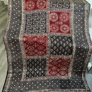 K&ouml;nnte beinhalten: Eine wei&szlig;e Keramik-Tasse mit schwarzem Henkel und dem Text "But First, Coffee" in schwarzer, fetter Schrift. Die Tasse steht auf einer wei&szlig;en Oberfl&auml;che. Die Tasse ist etwa 10 cm hoch.