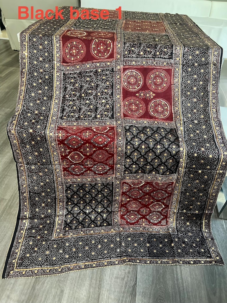 K&ouml;nnte beinhalten: Eine wei&szlig;e Keramik-Tasse mit schwarzem Henkel und dem Text "But First, Coffee" in schwarzer, fetter Schrift. Die Tasse steht auf einer wei&szlig;en Oberfl&auml;che. Die Tasse ist etwa 10 cm hoch.