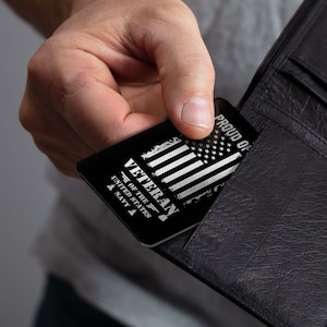 Regalo de agradecimiento a los veteranos de la Marina - Gracias por su servicio Inserto de tarjeta de billetera grabada - Tarjeta de billetera de metal rígido y ligero perfecto