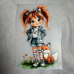 Könnte beinhalten: Eine Cartoon-Illustration eines Mädchens mit roten Haaren, das eine Jeansjacke, gestreifte Strumpfhosen und weiße Turnschuhe trägt. Sie steht neben einem kleinen orangefarbenen Fuchs mit weißen Akzenten.