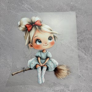 Könnte beinhalten: Eine Cartoon-Illustration eines jungen Mädchens mit blonden Haaren und einer roten Schleife, das auf einem braunen Besen sitzt. Sie trägt ein hellblaues Kleid mit weißen Punkten und weiße Socken mit roten Punkten.