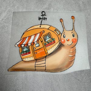 Könnte beinhalten: Eine skurrile Illustration einer Schnecke mit einem Wohnwagen als Gehäuse. Das Gehäuse ist orange mit einem gestreiften Vordach und dem Wort "Schnack". Die Schnecke hat ein lächelndes Gesicht und eine Leiter zum Wohnwagen.