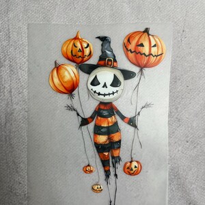 Könnte beinhalten: Ein Cartoon-Skelett, das einen Hexenhut trägt und orangefarbene Jack-o'-Lantern-Ballons hält. Das Skelett trägt ein schwarz-orange gestreiftes Hemd und eine schwarze Hose.