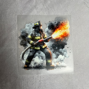Könnte beinhalten: Ein Feuerwehrmann in einer schwarzen und gelben Uniform, mit Helm und Gasmaske, hält einen Feuerwehrschlauch und spritzt Wasser auf ein Feuer. Der Feuerwehrmann steht vor einem Hintergrund aus Rauch und Flammen.
