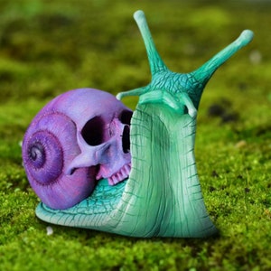 Medium Purple Snail Skull Sculpture Snail Resin Crafts Halloween Horror Skeleton Sculpture Snail Statue Home Decoration Ornaments