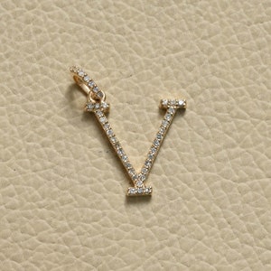 Sólido 14k ouro amarelo v pingente inicial pavimentar diamante jóias charme alfabeto pingente 20x10 mm pequeno v pingente pavimentar diamante v carta jóias