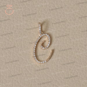 Pingente com inicial C pequeno em ouro amarelo 14k sólido com diamante pavê Pingente com pingente C em ouro com diamante pavê Presente unissex para o dia dos namorados 22 x 12 mm