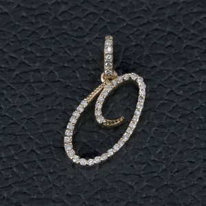 Colgante con la inicial O en oro macizo de 14 quilates, con diamantes pavé, unisex, diseño hecho a mano, 20 x 12 mm.