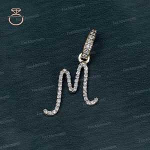 Pave Diamond M Colgante Sólido 14k Oro Amarillo M Colgante Inicial Hecho a mano Joyería de letras pequeñas Unisex carismas Regalo Joyería del Día de San Valentín