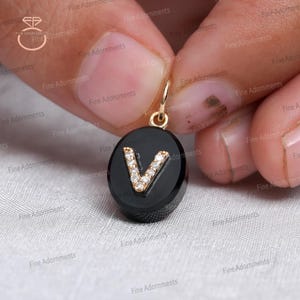 Colgante con inicial en V de oro amarillo macizo de 14 k con pavé de diamantes naturales y dije con letra en V de ónix negro, joyería minimalista de oro y diamantes, regalo unisex
