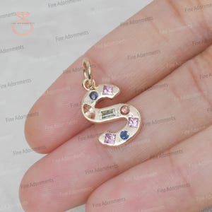 Pingente inicial S de ouro amarelo 14k sólido, joia com safira natural e pingente com pingente de ouro, presente unissex para o dia dos namorados, joia com pedras preciosas douradas