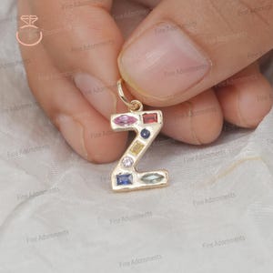 Pingente inicial Z em ouro amarelo 14k maciço com safira natural e múltiplas joias minimalistas com pingente de letra Z em ouro e pedra preciosa, presente unissex 14 x 10 mm