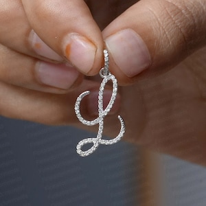 Pingente inicial L de ouro branco 14k sólido, joia com letra L de diamante pavê, pingente unissex com alfabeto L, presente feito à mão com novo design para ela 25 x 15 mm